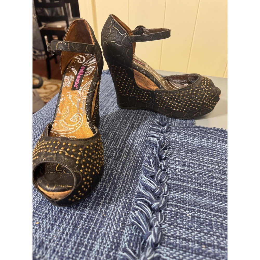 Dollhouse Womens Black Gold Studded Paisley Platform Wedge Sandals Size 6.5